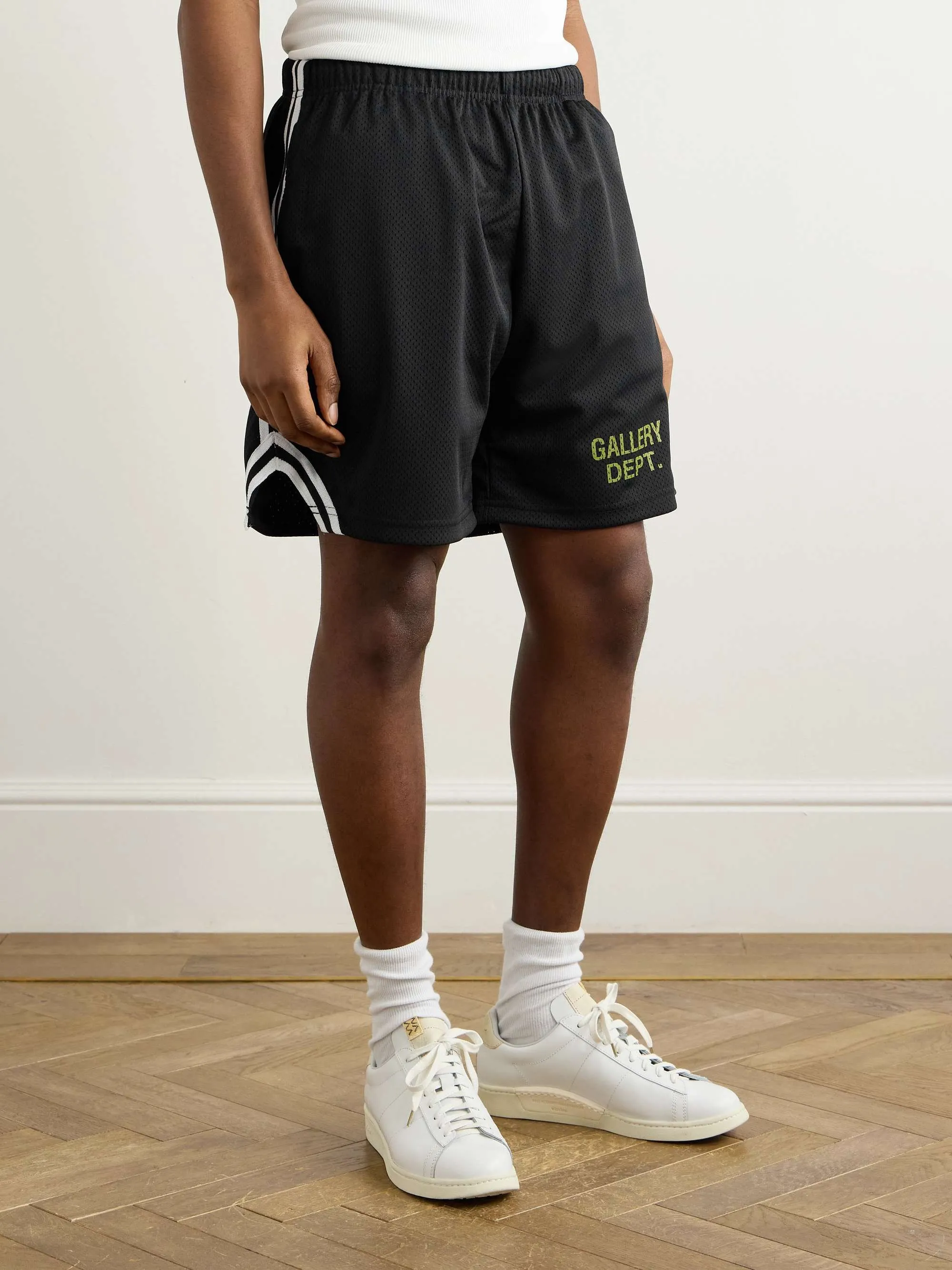 GALLERY DEPT. VENICE COURT SHORTS English mesh shorts Logo webbing wide-leg basketball shorts Black and white S-XL Original molding Loose wide-leg version American boys' first choice Breathable mesh fabric Superimposed soft material inside Comfortable and easy to match Custom-woven original consistent webbing/main mark/component wash mark Details are enlarged to follow